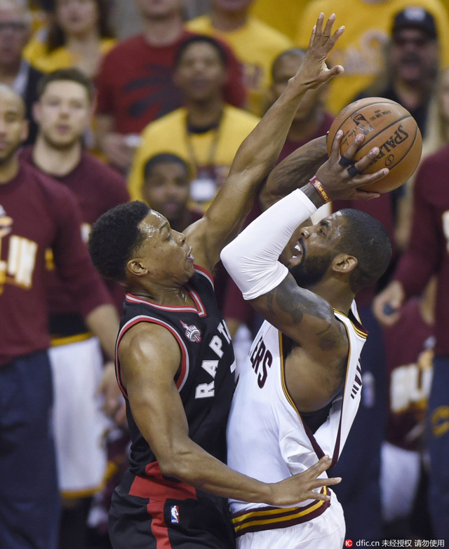 两位明星后卫直接对抗