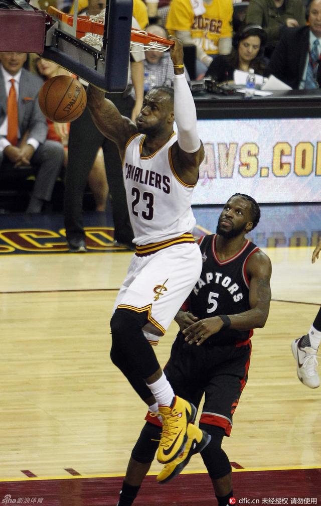 詹姆斯双手暴扣