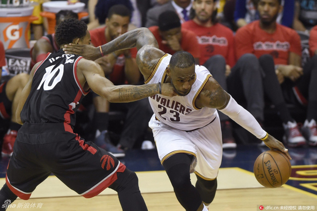 詹姆斯强势杀入篮下