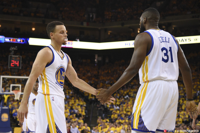 库里与艾泽里庆祝