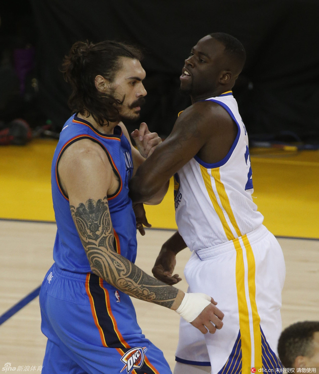 格林与亚当斯相互推搡