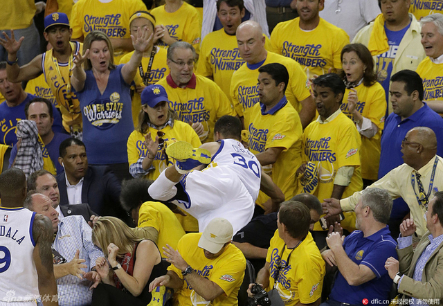 库里飞身救球吓坏观众