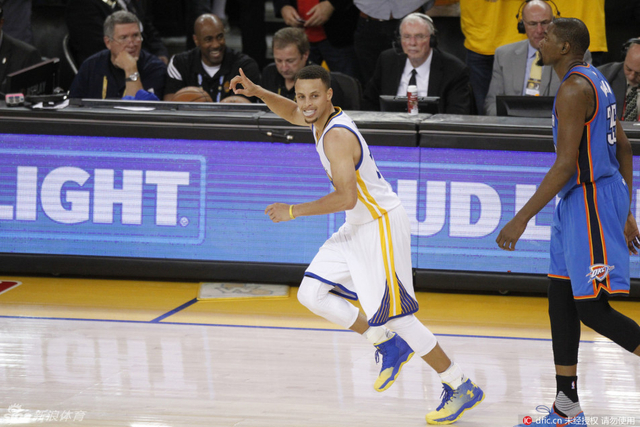 库里命中三分后兴奋不已