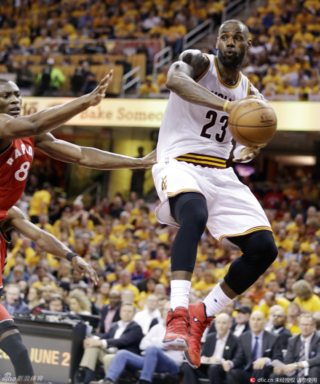 詹姆斯跳起分球