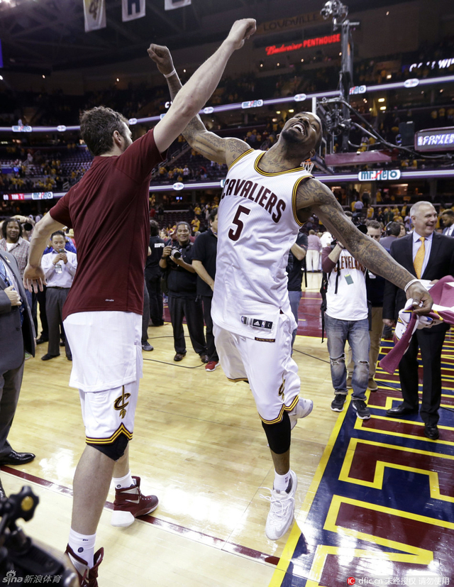 骑士众将相互庆祝