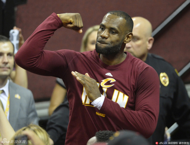 詹姆斯大秀肌肉