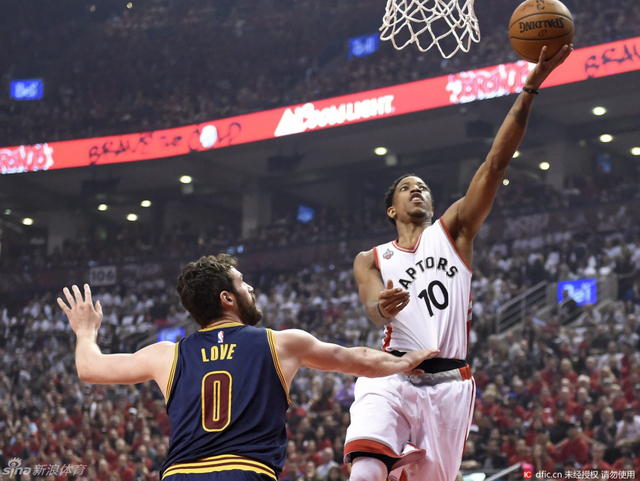 德罗赞杀入篮下