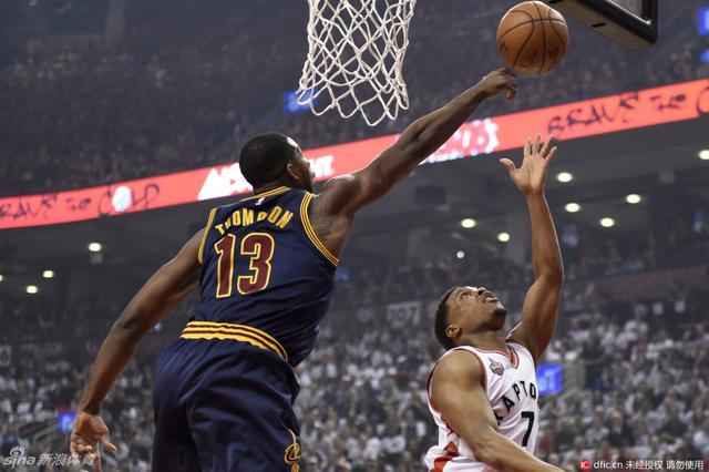 汤普森镇守篮下