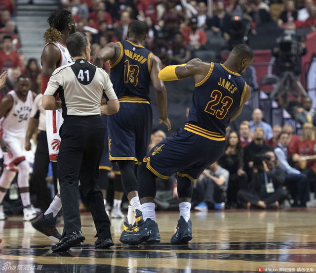 詹姆斯倒地