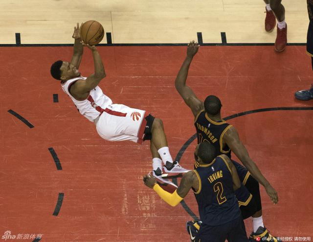 洛瑞篮下对抗