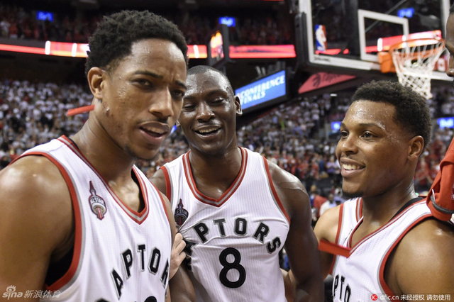 猛龙众将赛后庆祝胜利