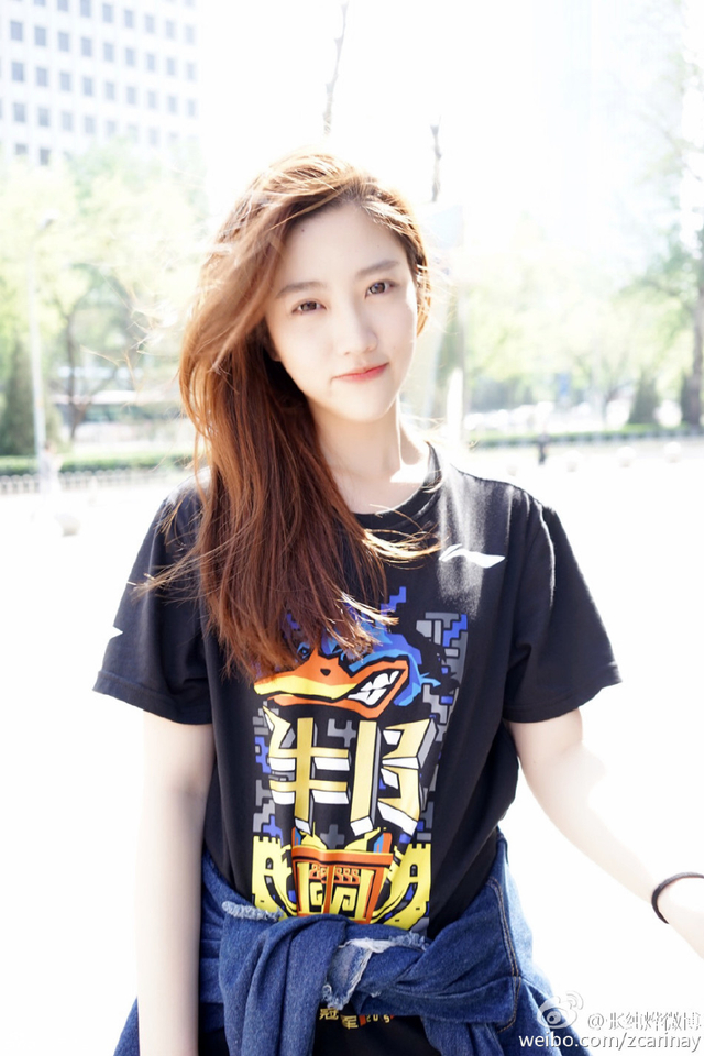 美女主持穿北京冠军衫