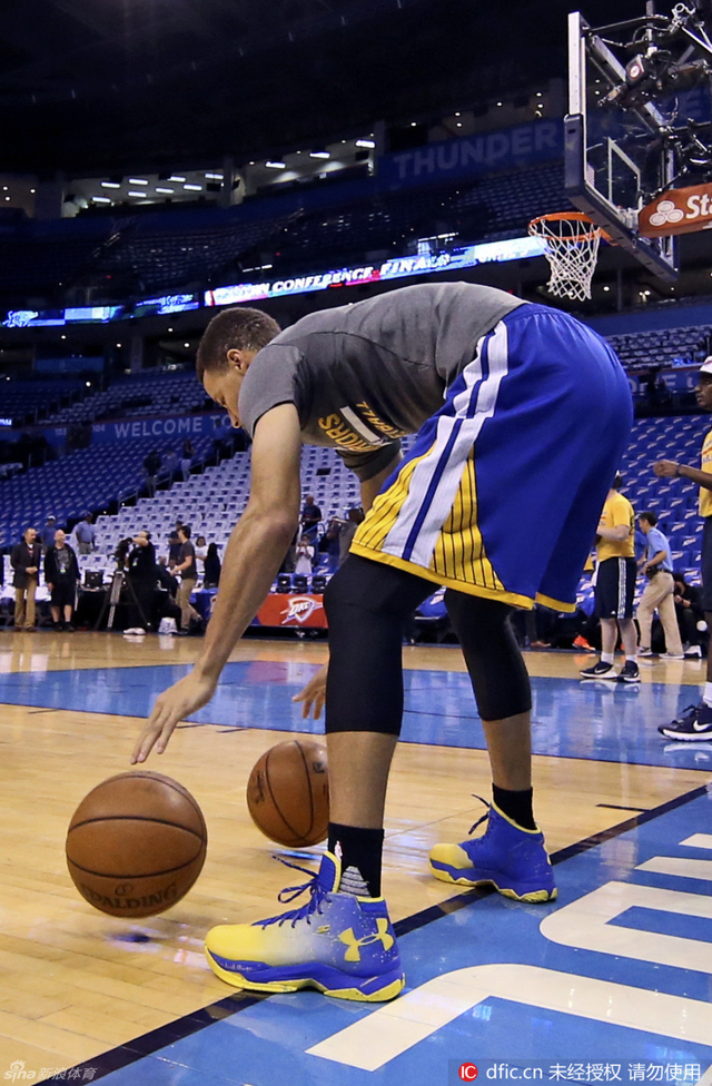 库里赛前练习运球