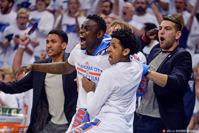 雷霆替补席忘情庆祝