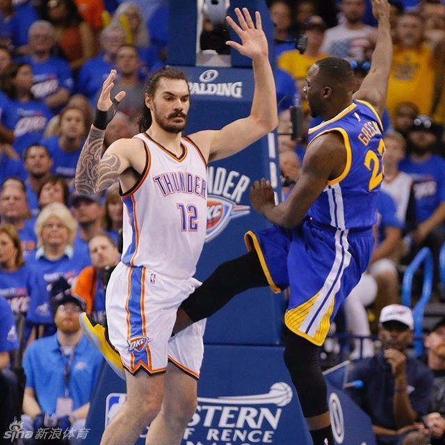 亚当斯惨遭格林飞踹