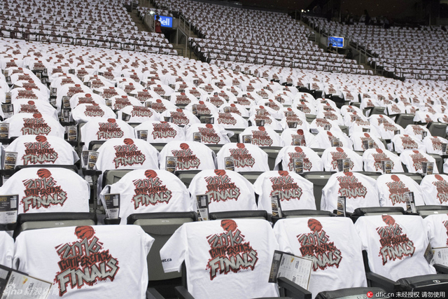 猛龙的主场成为了一片白色的海洋