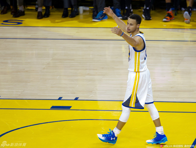 库里调动现场球迷气氛