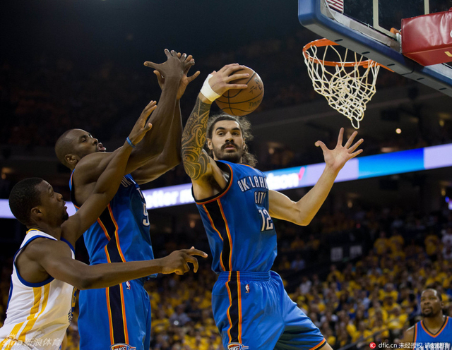 亚当斯镇守篮下