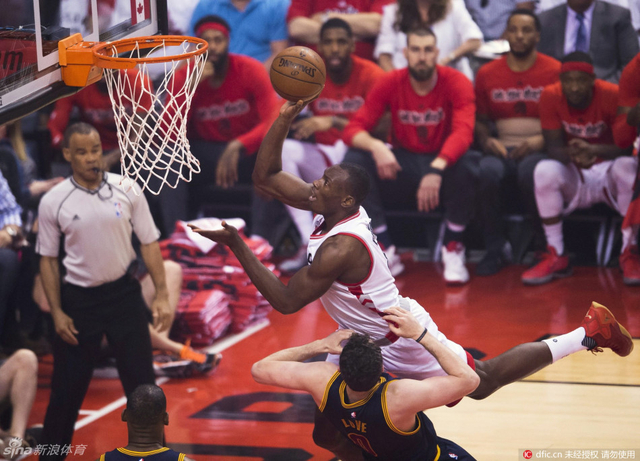 比永博艰难上篮