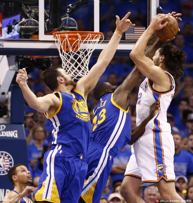 篮下是两队必争之地