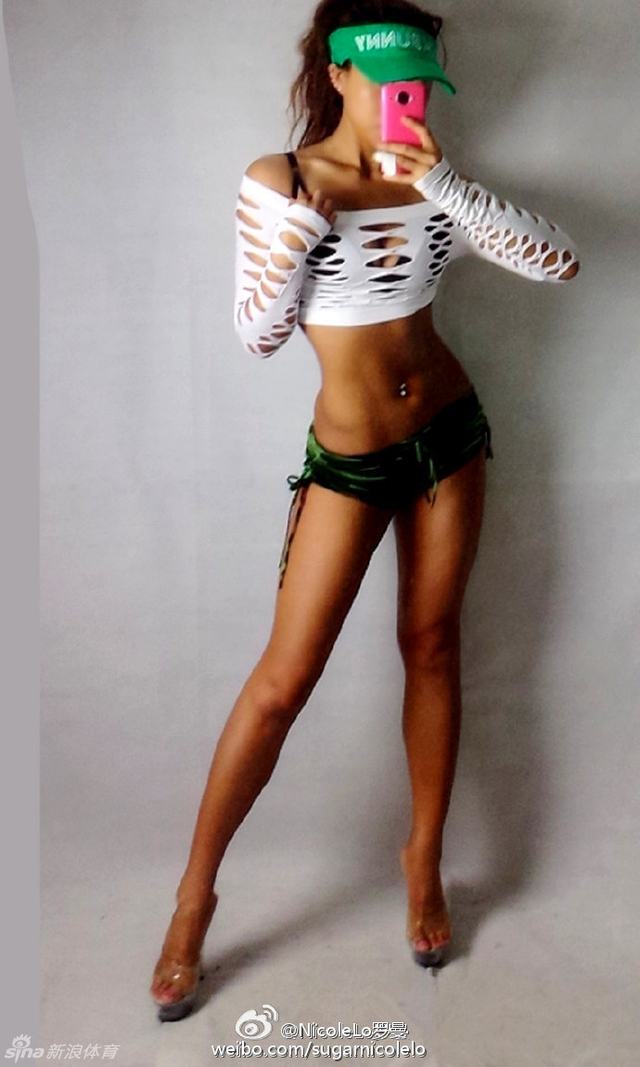 #女子show身#  S型美女晒出完美身材