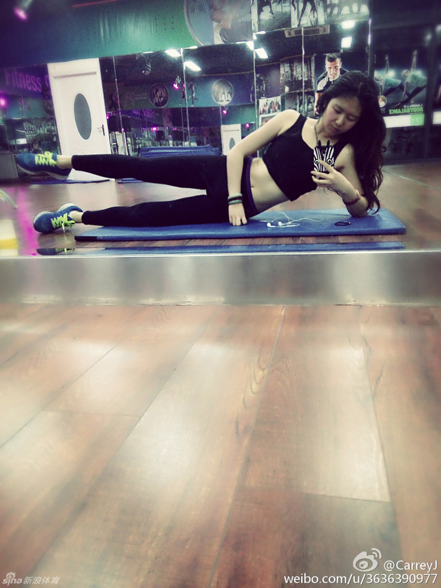 #女子show身# 川音萌妹秀热辣身材