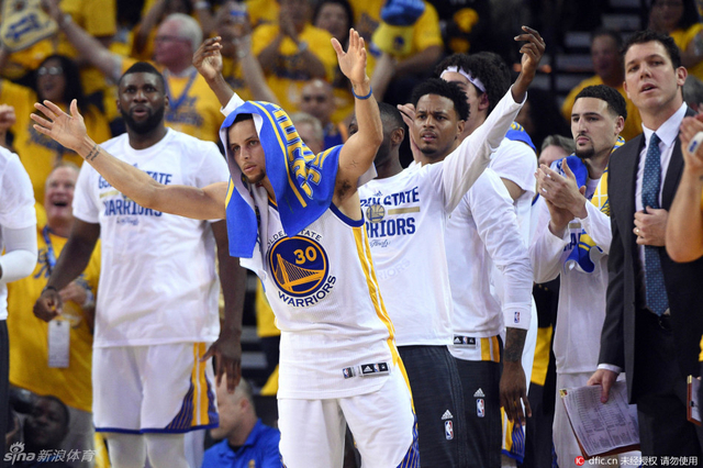 库里替补席庆祝