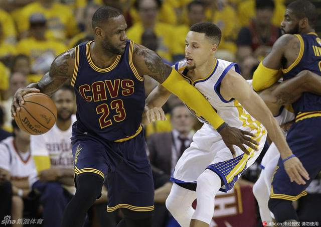 詹姆斯背打库里