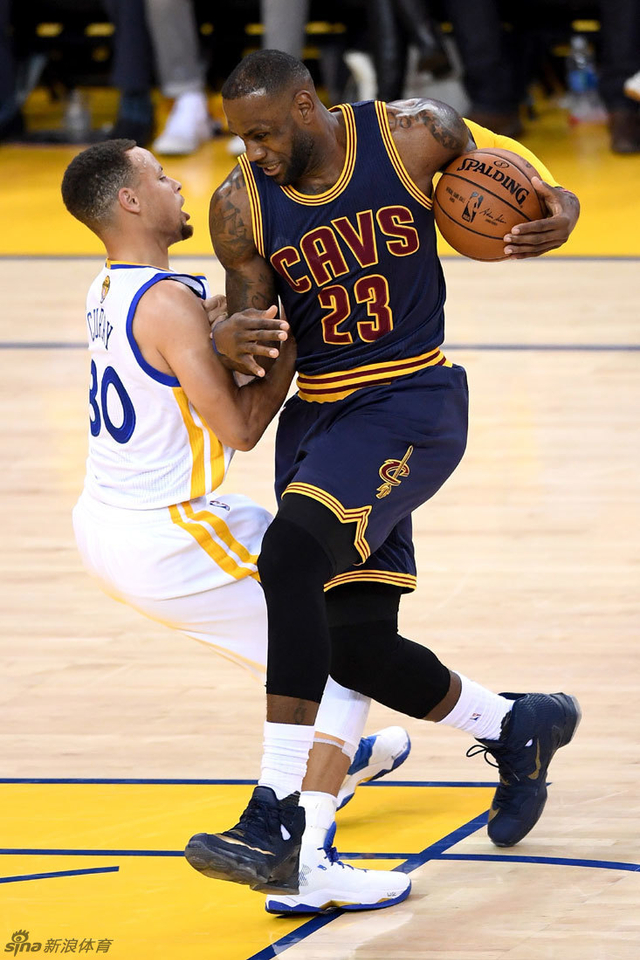 詹姆斯撞开库里