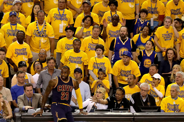 詹皇陷入对手包围