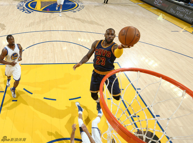 詹姆斯轻松上篮