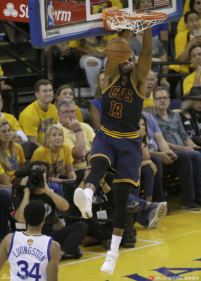 汤普森篮下暴扣