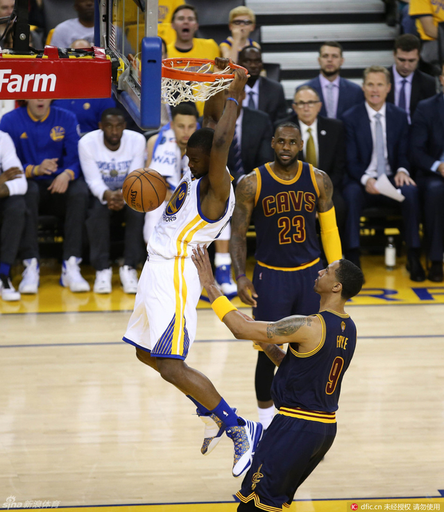 巴恩斯飞起怒扣