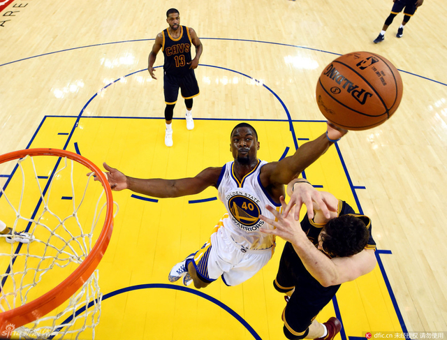 巴恩斯飞抢篮板