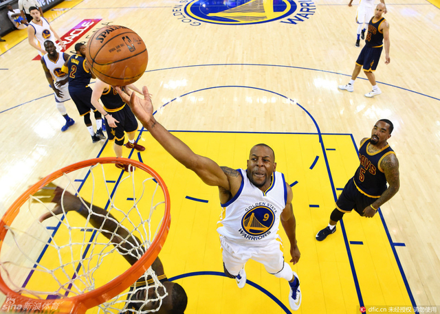 一哥篮下轻舒猿臂