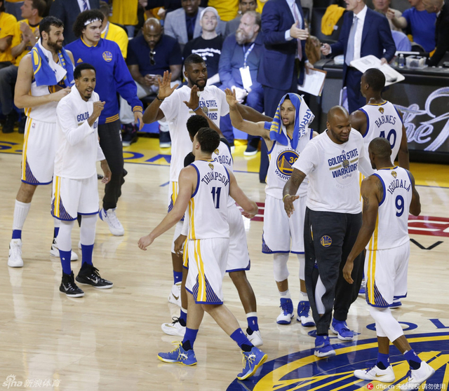 勇士全队欢庆胜利