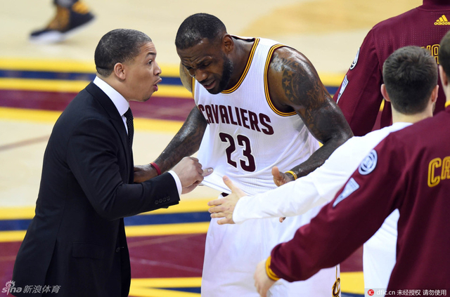 詹姆斯与卢指导交流