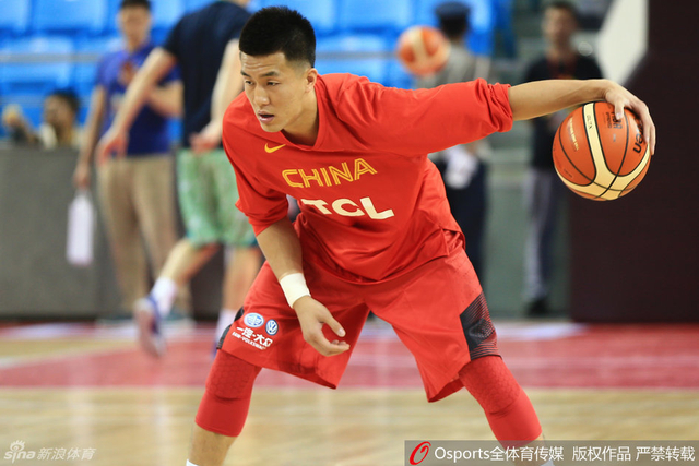 郭艾伦运球热身