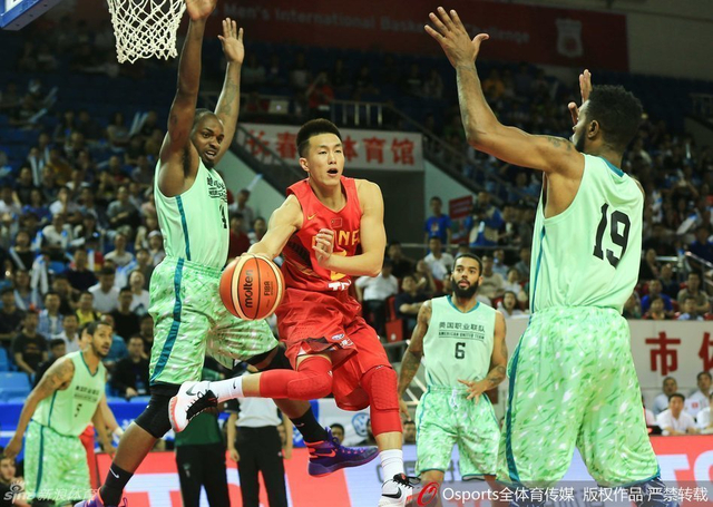 郭艾伦突破分球