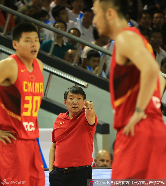 宫鲁鸣场边指导