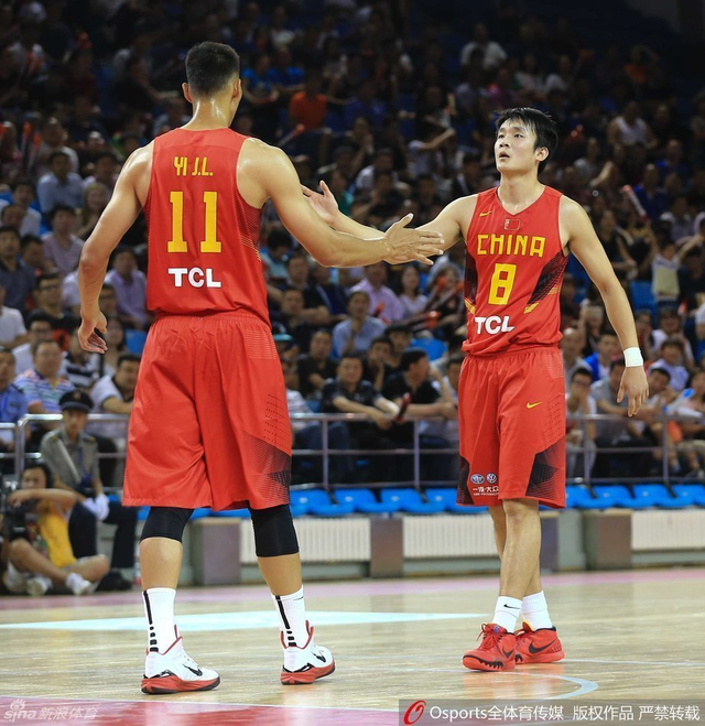 易建联与丁彦雨航击掌