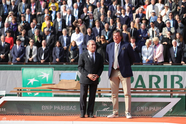 颁奖嘉宾相互交流