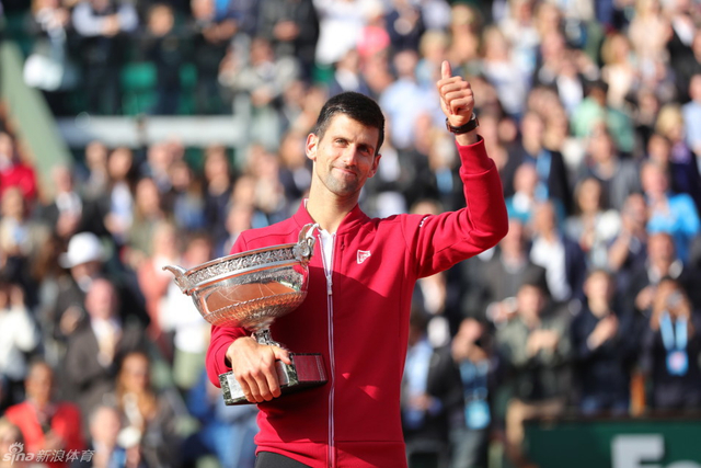 小德向观众致意