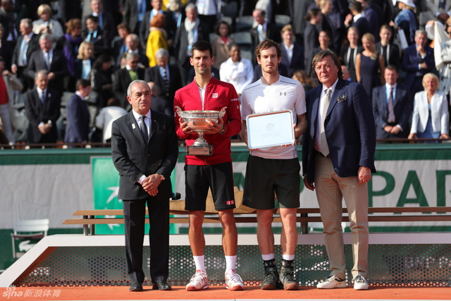 二人与颁奖嘉宾合影