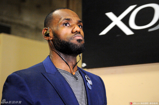 詹姆斯表情凝重