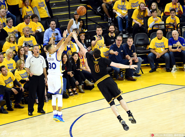 库里无视防守干拔三分