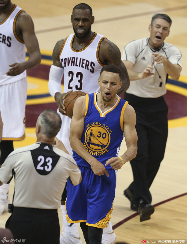 库里怒喷裁判