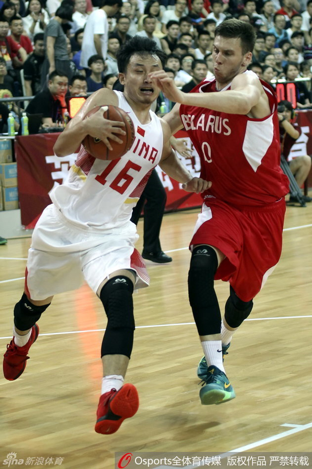 王汝恒运球突破