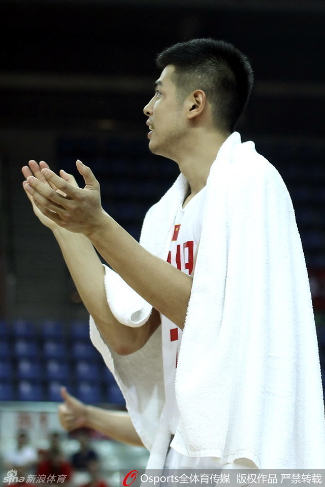 方硕为队友鼓掌