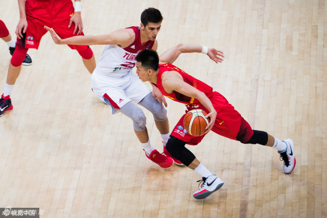 郭艾伦运球突破